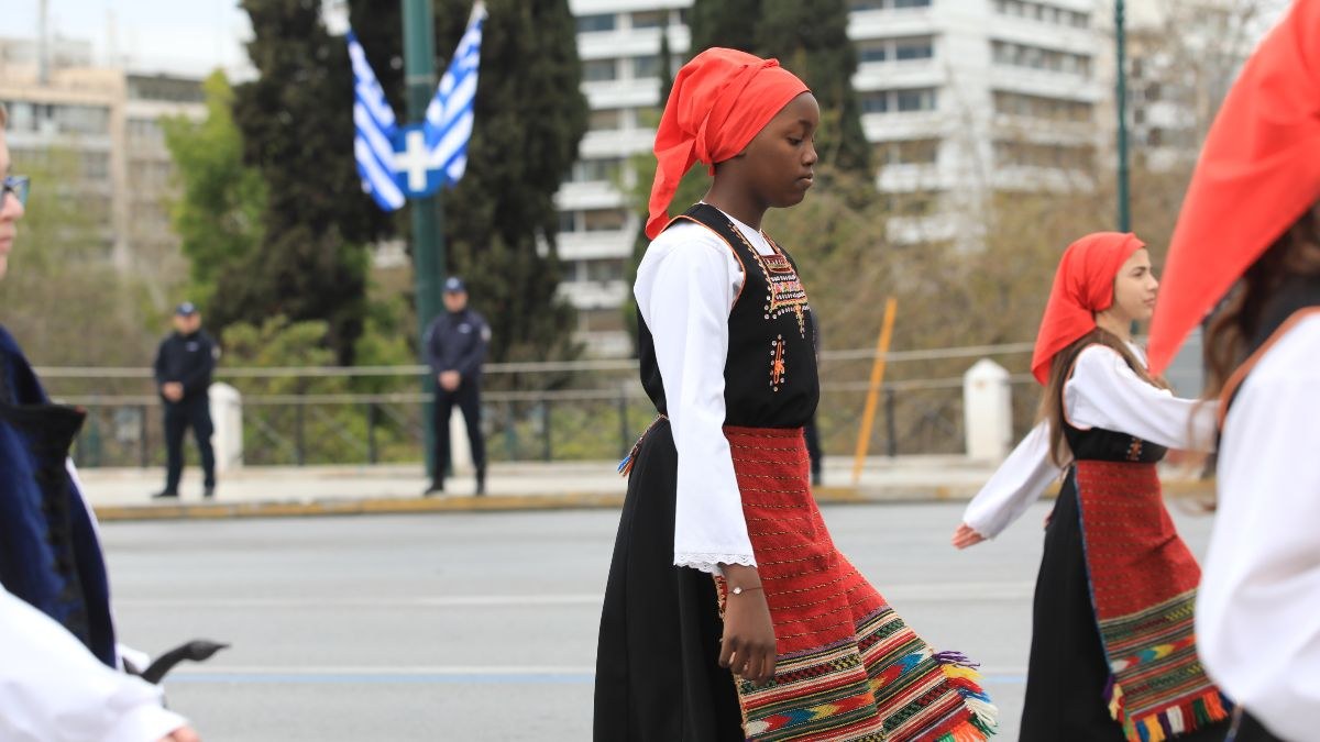 Ένα κοριτσάκι στην παρέλαση με παραδοσιακή στολή