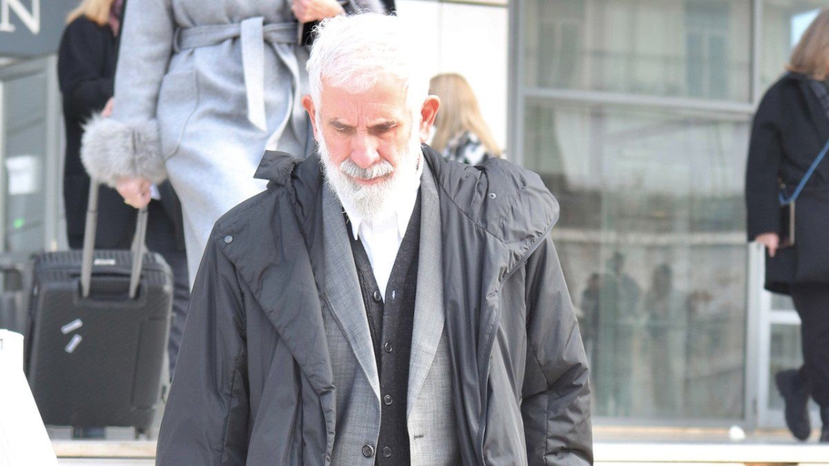 Ο Πέτρος Φιλιππίδης έξω από τα δικαστήρια