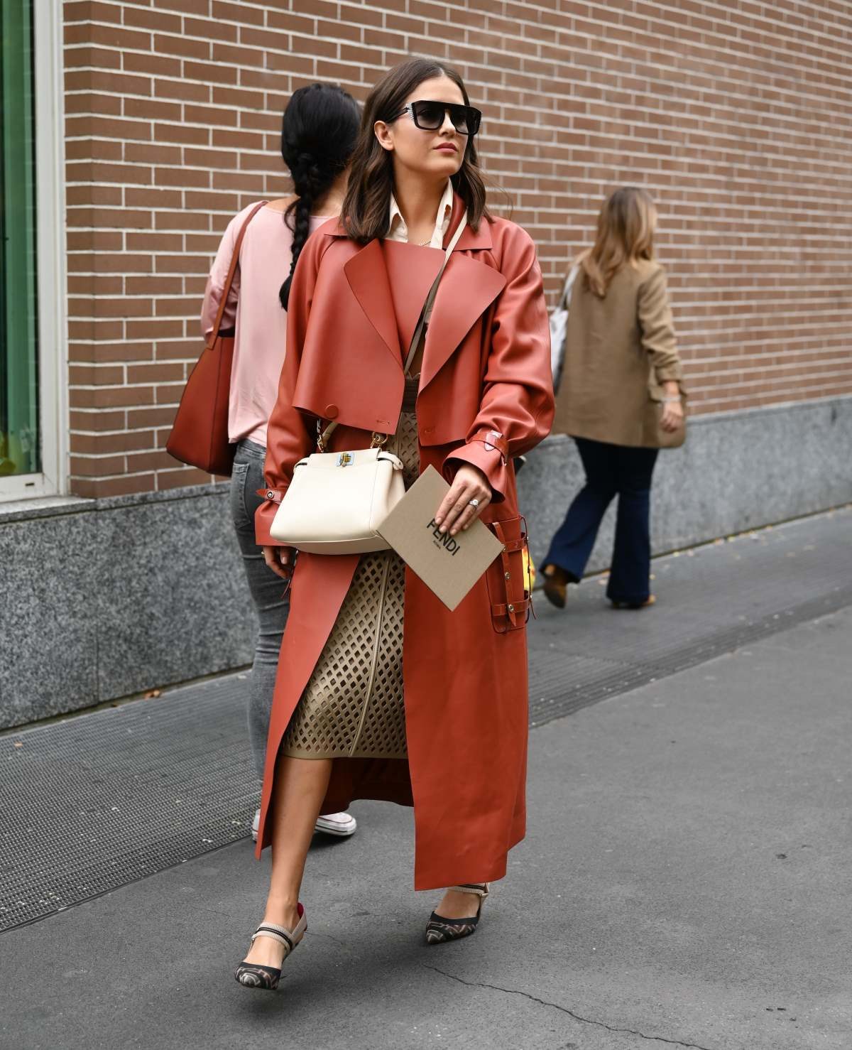 Δερμάτινη καμπαρντίνα στο street style