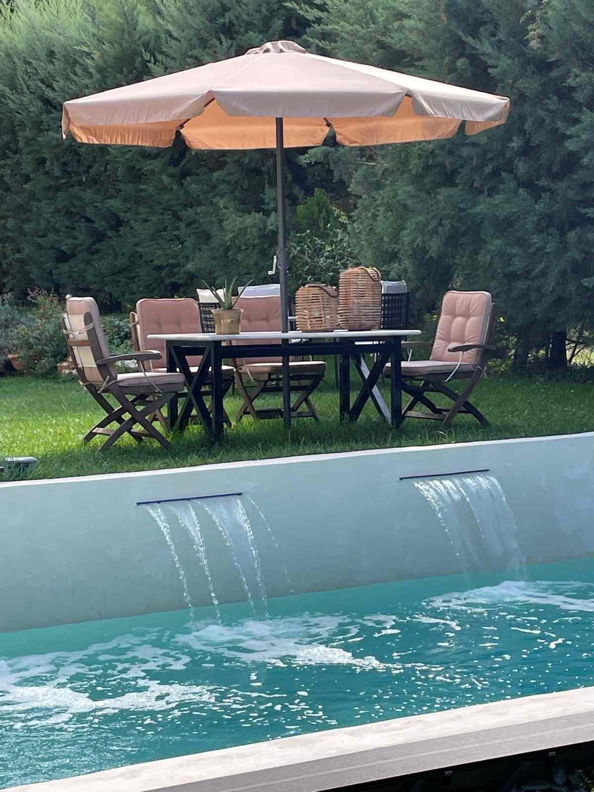 Αναζωογόνηση στην πισίνα του Anerada Inn Luxury Suites & Spa
