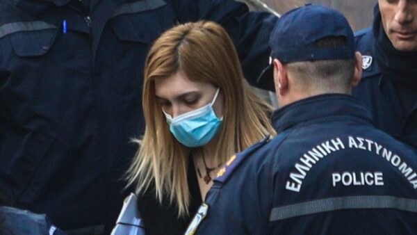 Η Ρούλα Πισπιρίγκου με μάσκα