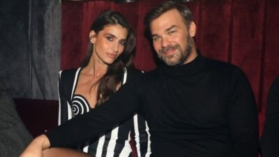 Σαρρή Σαμπάνης σε βραδινή έξοδό τους καθισμένοι δίπλα δίπλα
