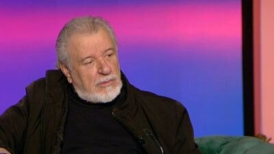 Ο Τάσος Χαλκιάς στο πλατό της εκπομπής Καλύτερα αργά