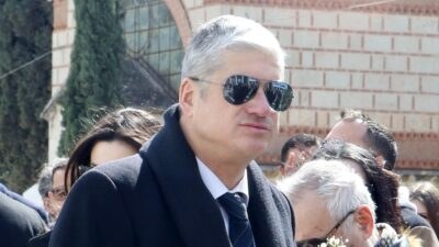 Ο Θέμης Σοφός με γυαλιά ηλίου