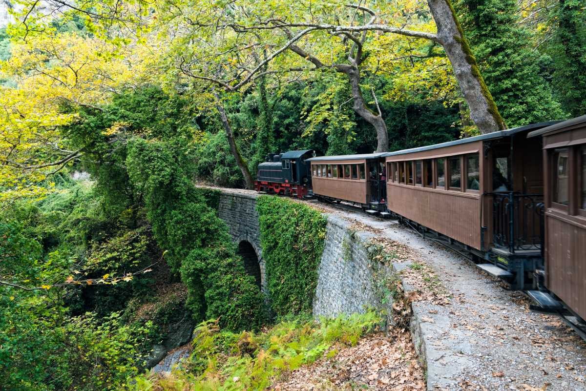 To θρυλικό τρενάκι του Πηλίου περνάει από μια μαγευτική διαδρομή μέσα στο πράσινο