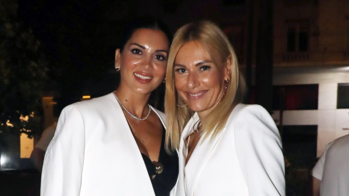 Η Τσιμτσιλή Μεσσαροπούλου σε εκδήλωση φωτογραφίζονται αγκαλιά