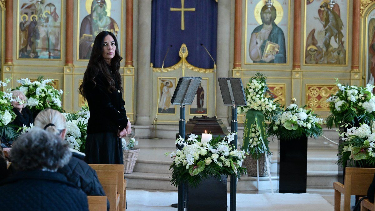 Η Βατίδου πάνω από το φέρετρο του Αλέξη Κούγια