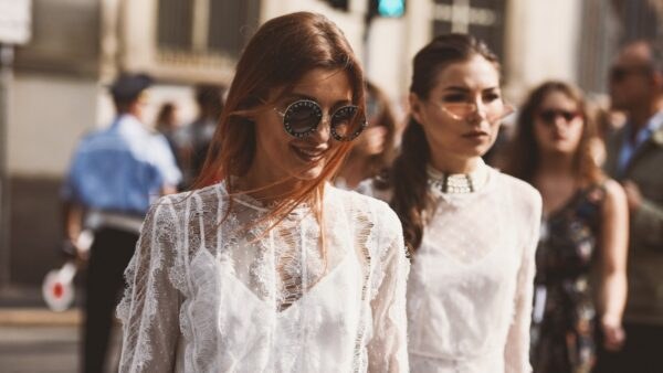 φόρεμα σε γυναίκες στο street style