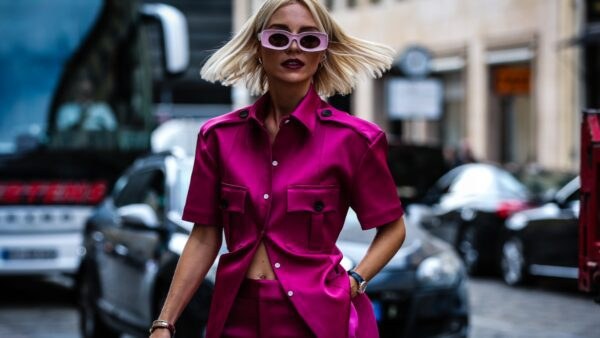 Τα παπούτσια της άνοιξης στο street style φοράει γυναίκα με φούξια κοστούμι