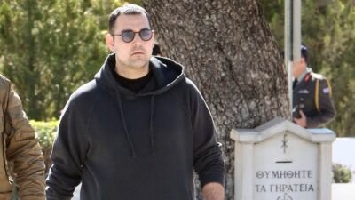 Ο Χρίστος Κούγιας στο τρισάγιο του πατέρα του