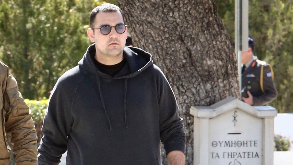 Ο Χρίστος Κούγιας στο τρισάγιο του πατέρα του