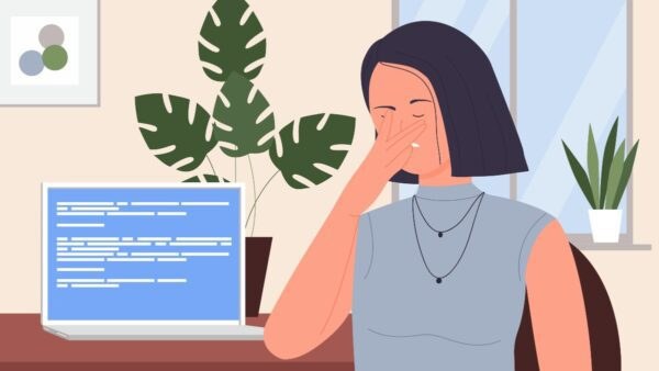 Μια κοπέλα που κάθεται στο γραφείο της απογοητευμένη