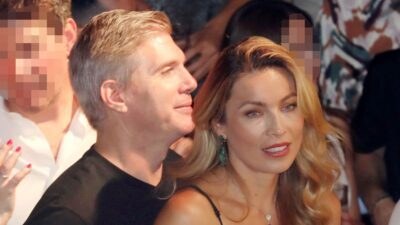 O Λέον Πατίτσας και η Μαριέττα Χρουσαλά σε μαγαζί για ποτό