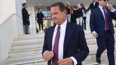 Ο Απόστολος Λύτρας έξω από τα δικαστήρια