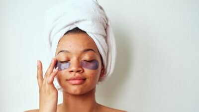 μια κοπέλα με eye patches