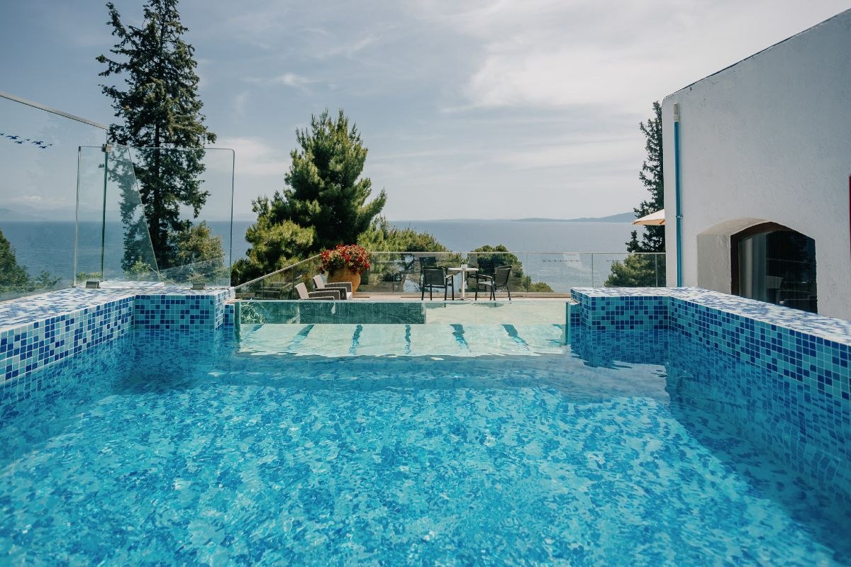 Χαλάρωση στην υπέροχη πισίνα του Corfu Holiday Palace