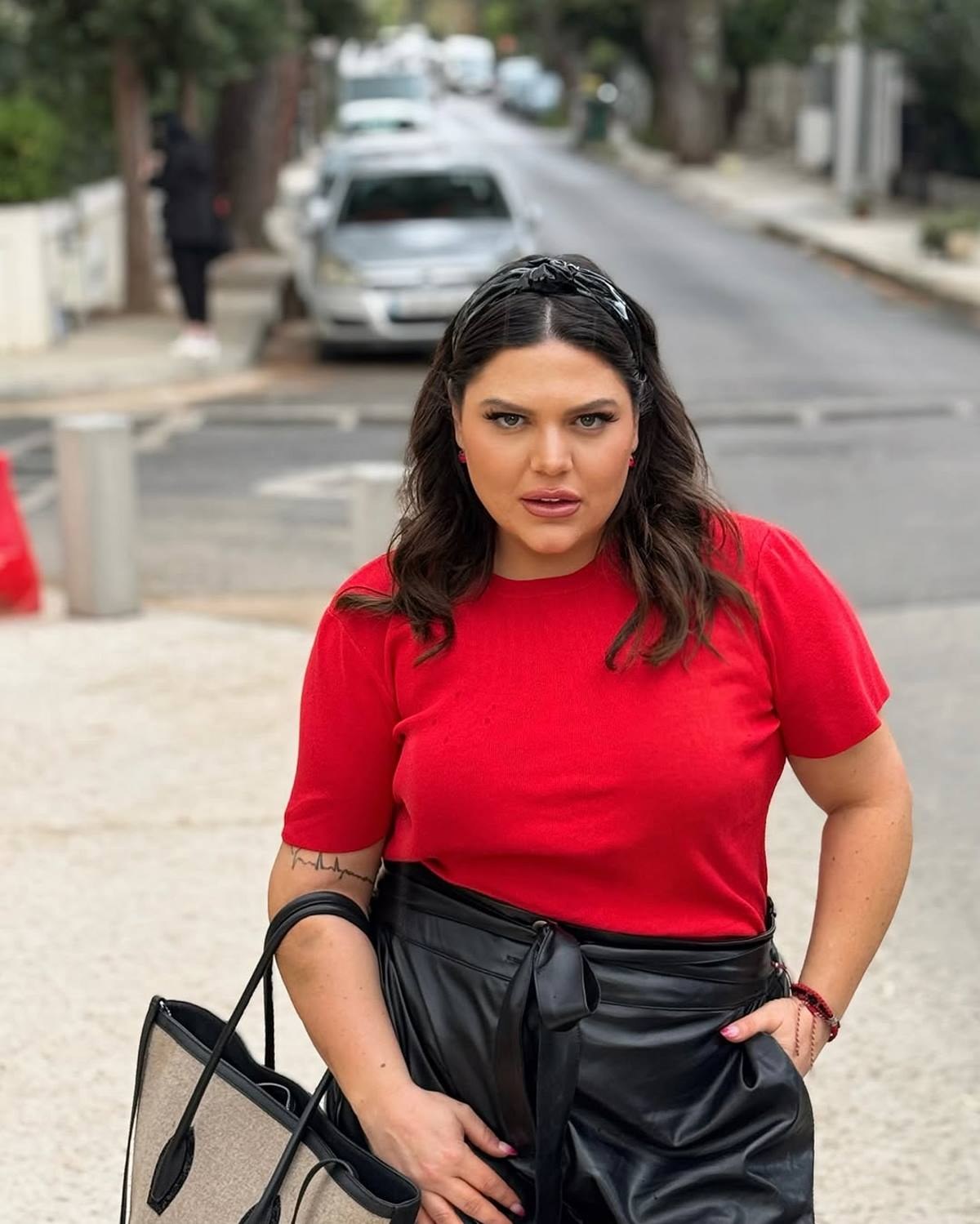 Η Δανάη Μπάρκα με σορτσάκι