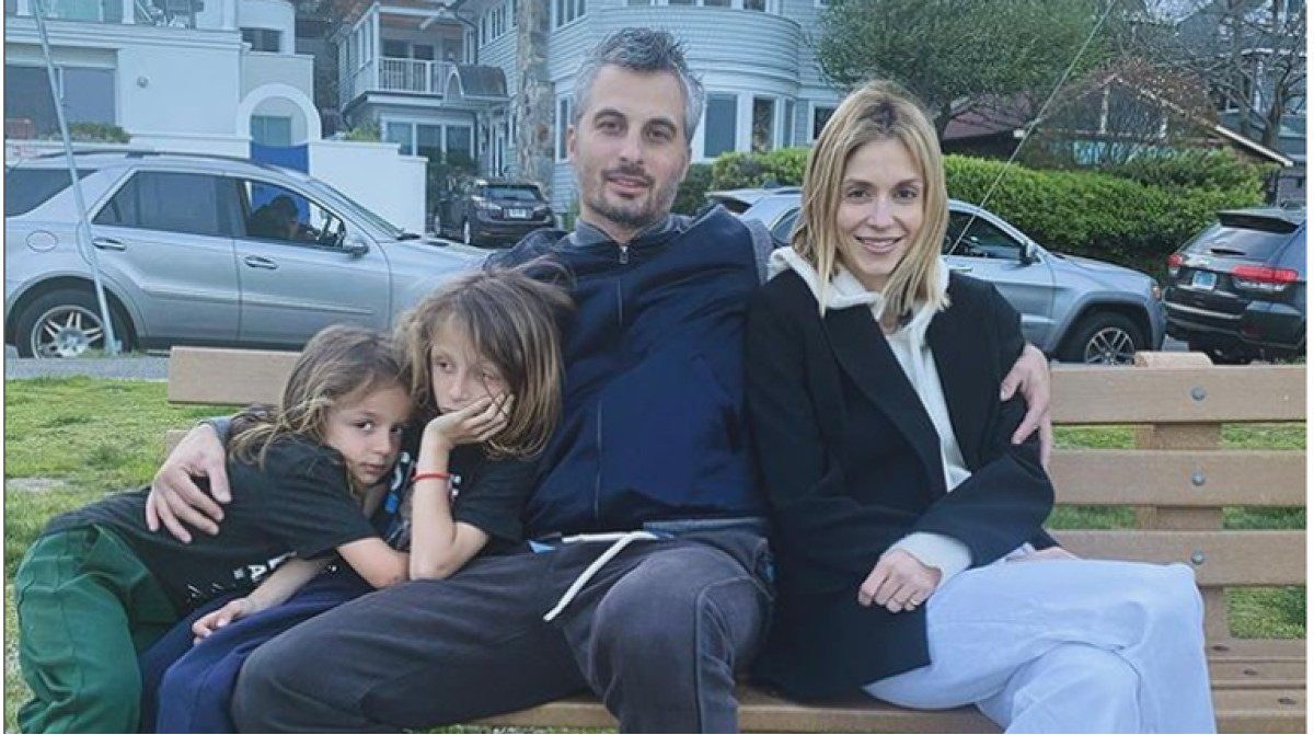 Η Σοφία Καρβέλα με τον πρώην σύζυγό της και τα παιδιά της