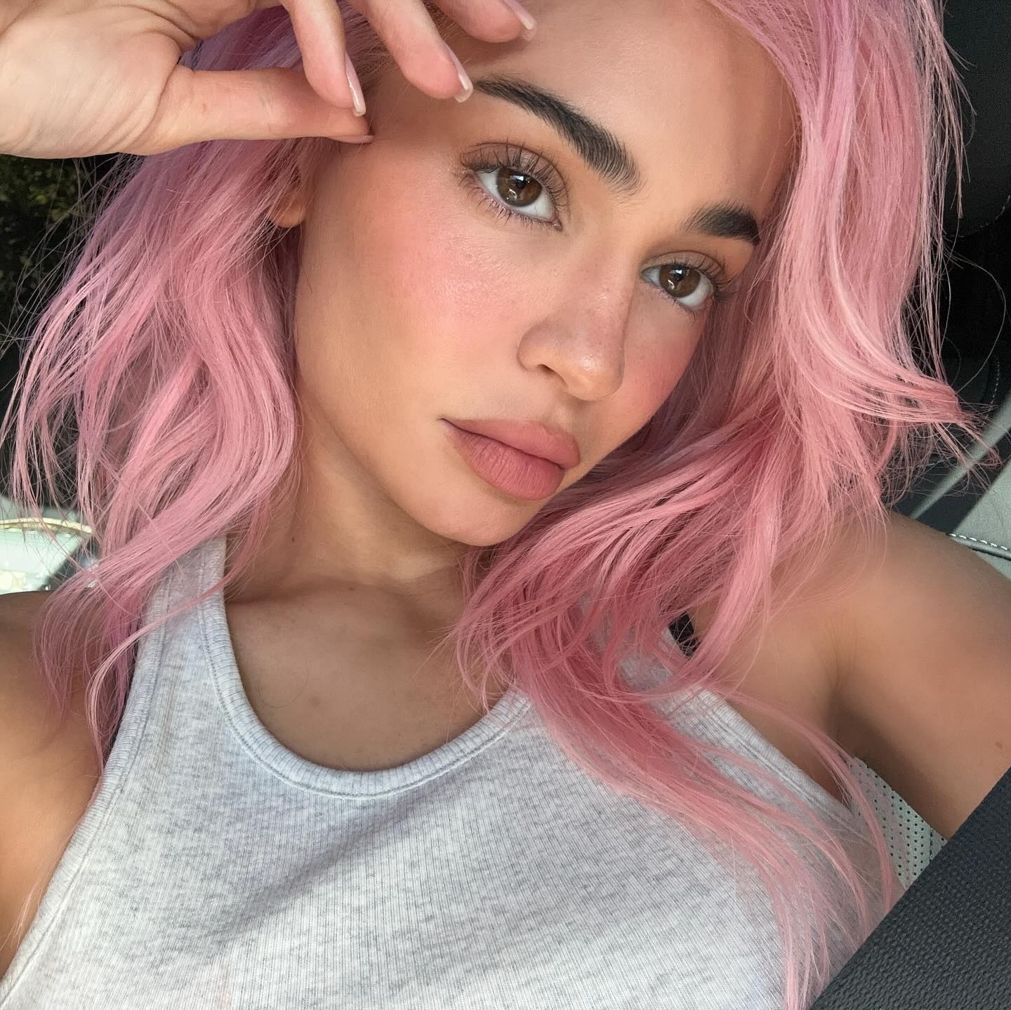 kylie με ροζ μαλλί