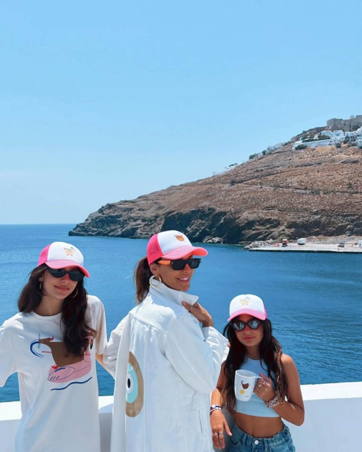 Η Μπέτυ Μαγγίρα με τις κόρες της