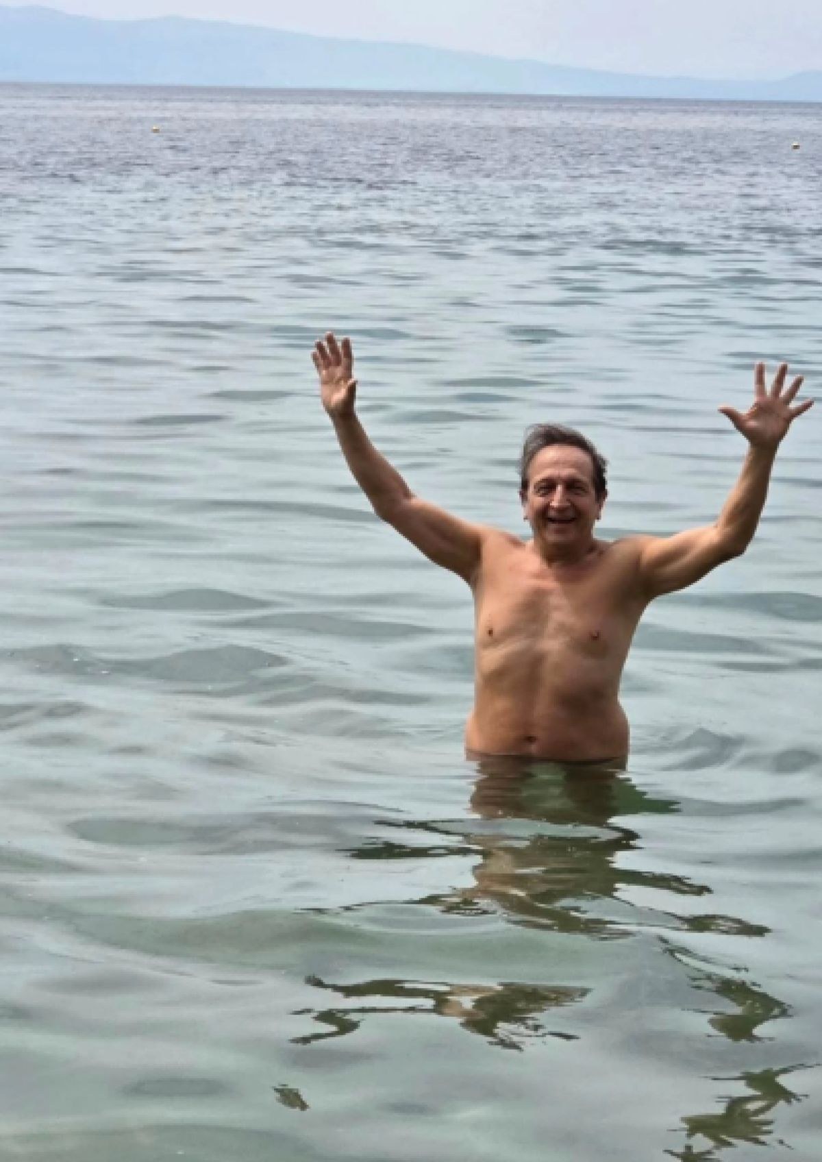 Ο Σπύρος Μπιμπίλας στη θάλασσα
