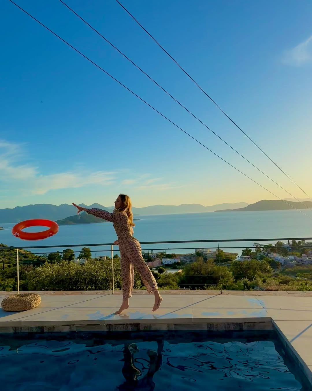 Η Ντορέττα στην πισίνα