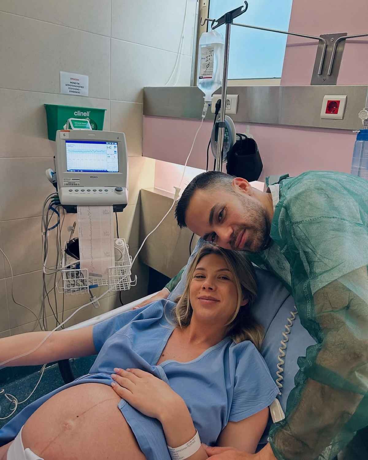 Η Ούρσουλα Βλάχου μαζί με τον σύζυγό της στο μαιευτήριο