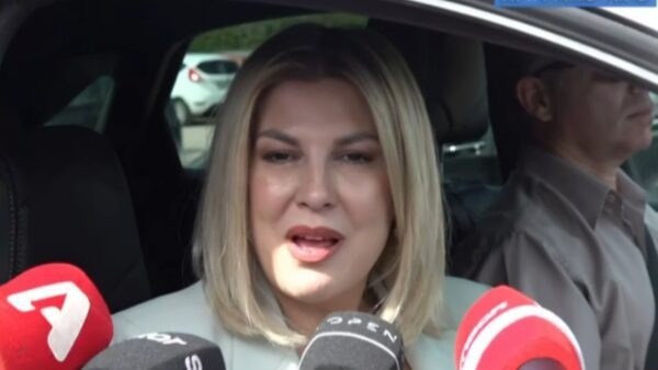 Η Ράνια Θρασκιά στο αυτοκίνητό της