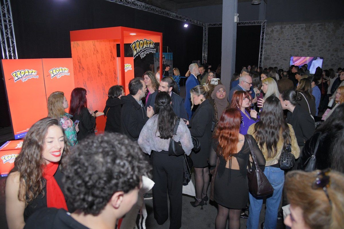 Κόσμος φωτογραφίζεται στο photobooth του ΣΚΡΑΤΣ