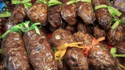 Τσουρέκια σε ράφι μαγαζιού