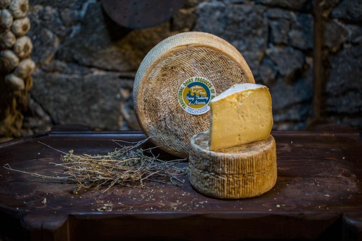 Το αρσενικό κίτρινο πικάντικο