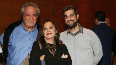 Ο Αχιλλέας Θεοφίλου με την Χάρις Αλεξίου και τον γιο τους, Μάνο