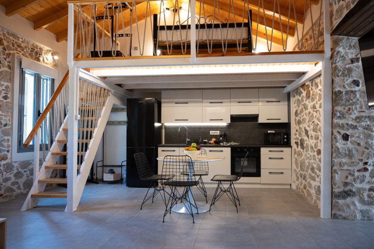 Centro Stone House: Η πετρόκτιστη κατοικία που αναβαθμίζει την διαμονή μας στο Τολό