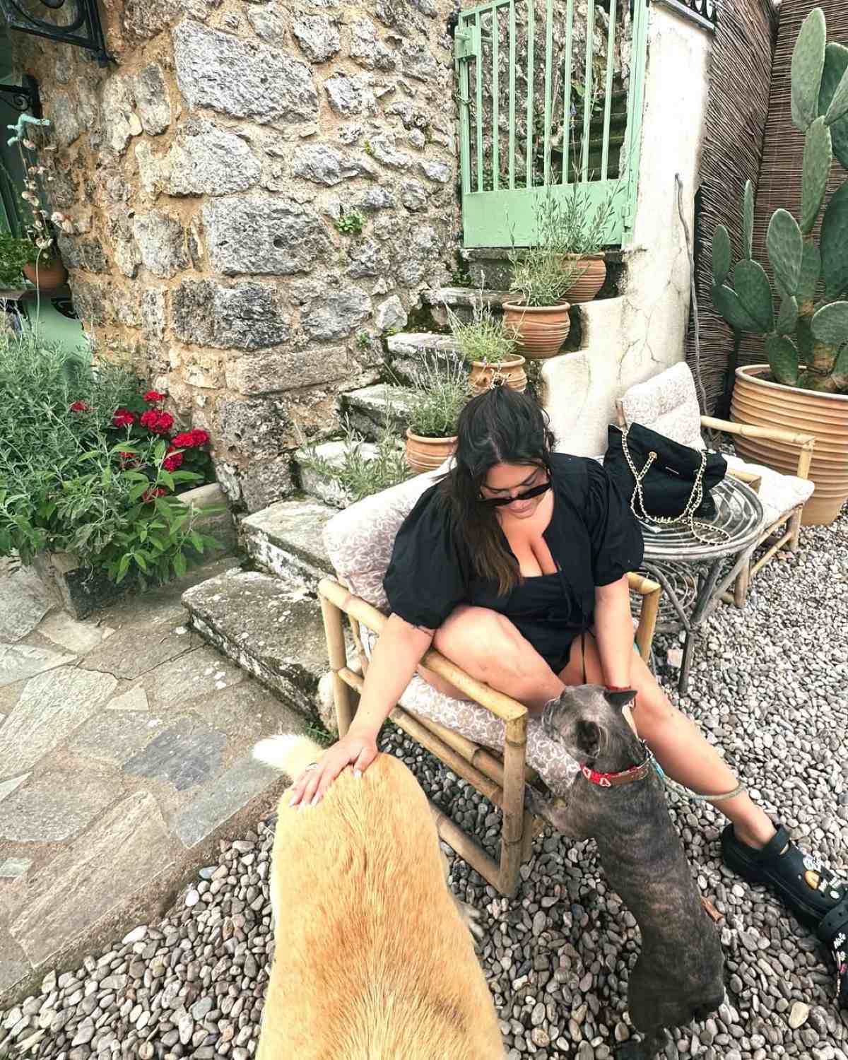 Η Δανάη Μπάρκα στο Instagram