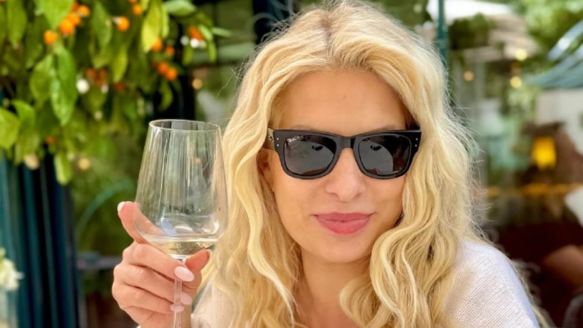 Η Ελένη Μενεγάκη με ένα ποτήρι κρασί στο χέρι