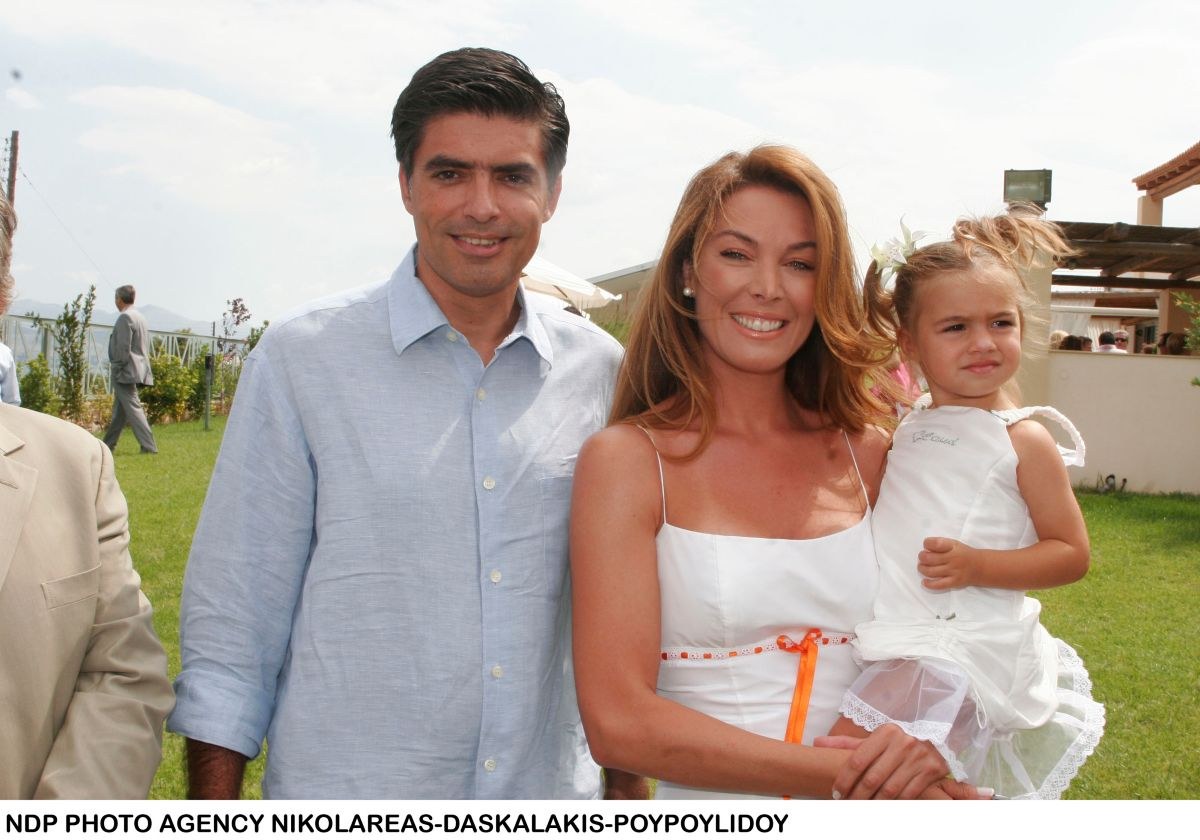 04-09-2005 Χαλκίδα.Νίκος Ευαγγελάτος-Τατιάνα Στεφανίδου με την κόρη τους Λυδία