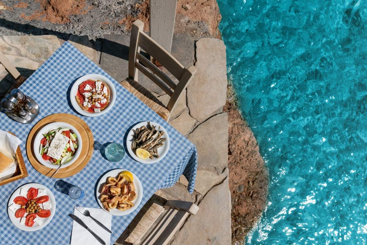 ταβέρνα πλάι στο κύμα