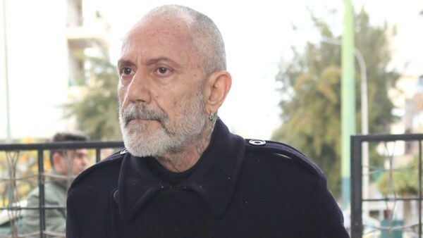 Ο Γρηγόρης Βαλλιανάτος σε κηδεία