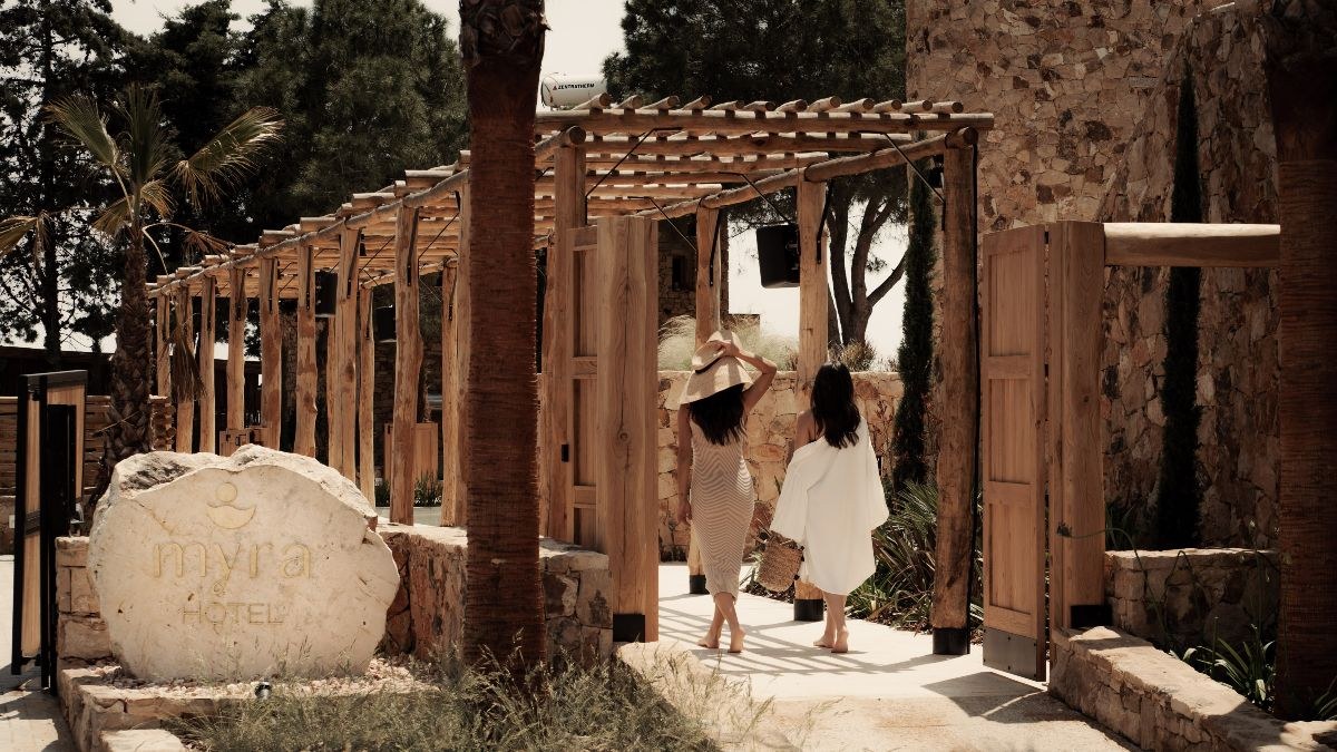 Η είσοδος του Myra Hotel