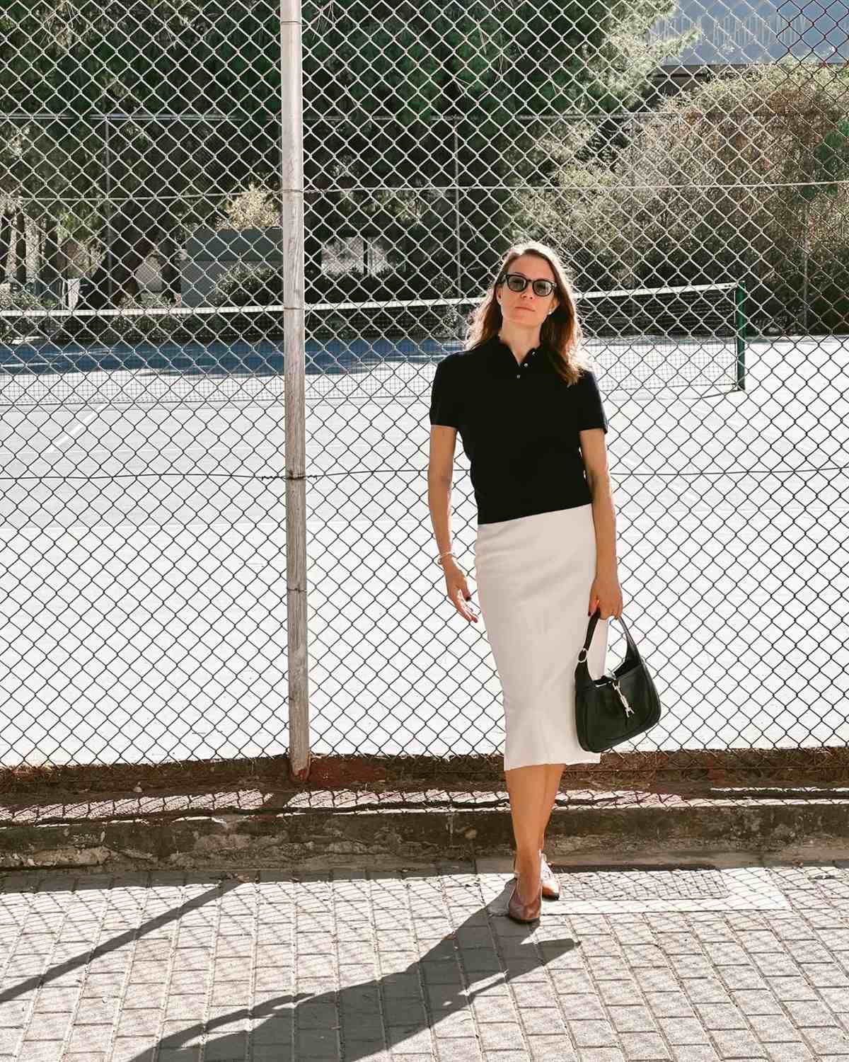 Η Βίκυ Καγιά με ασπρόμαυρο σύνολο