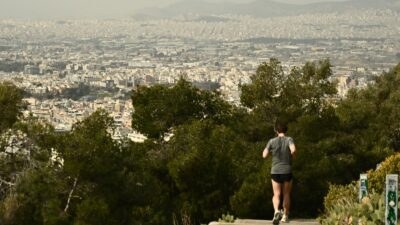 Αφρικανική σκόνη στον ορίζοντα και ένας άνδρας που τρέχει