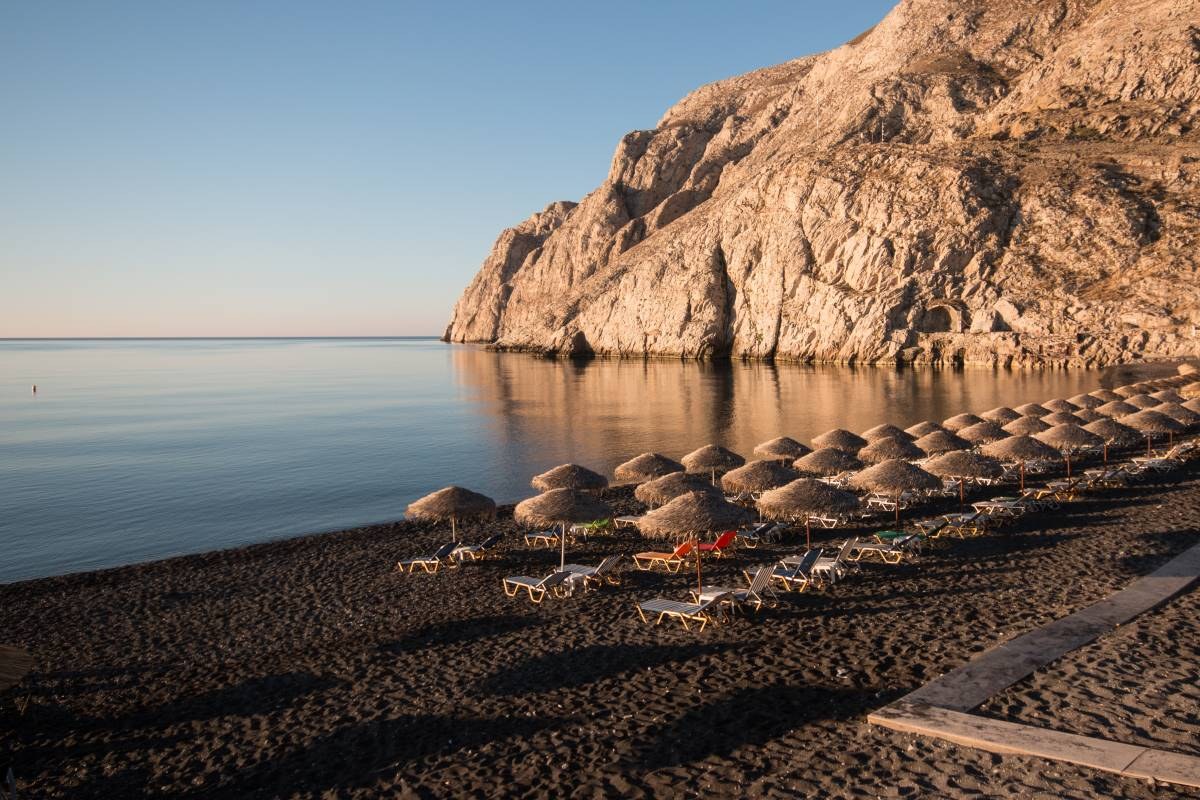 παραλία καμάρι σαντορίνη