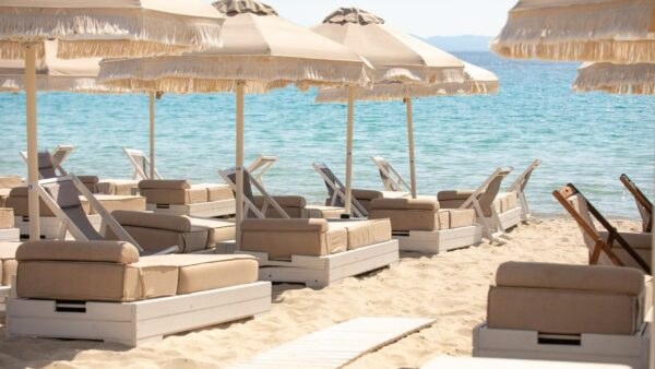Το υπέροχο LEUKI AMMOS beach bar