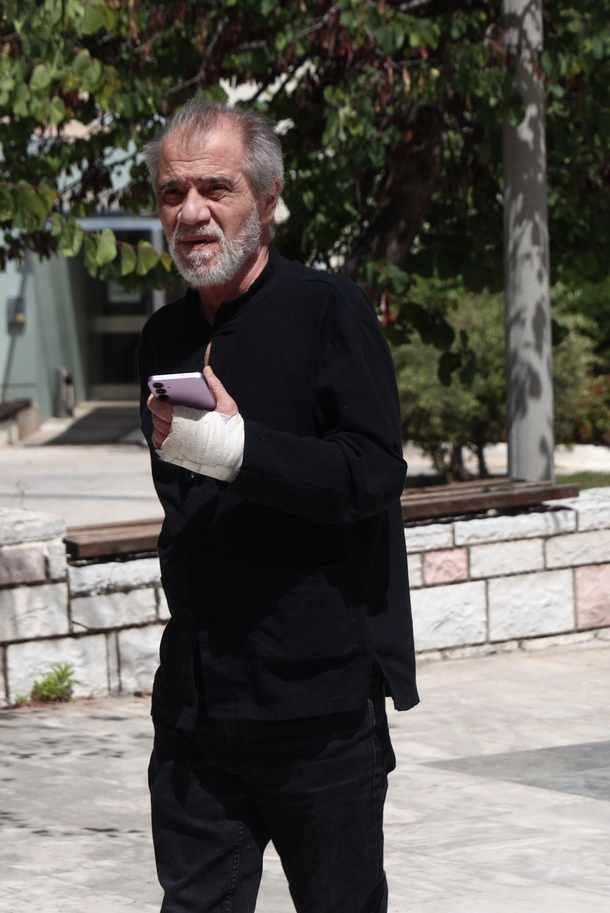 Ηθοποιός στην κηδεία του Νίκου Γαλανού