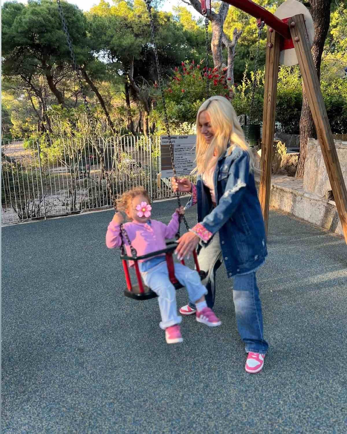 Η Ιωάννα Μαλέσκου με την κόρη της στα γενέθλιά της