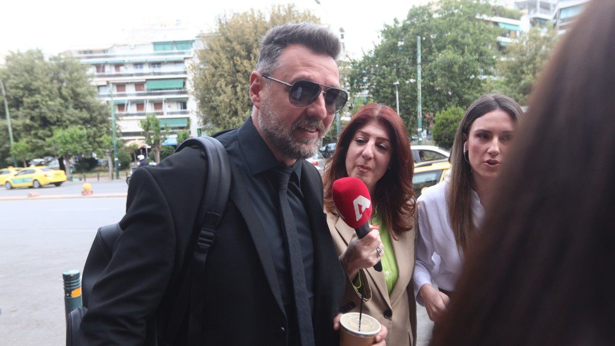 Ο Μάνος Παπαγιάννης έξω από τα δικαστήρια