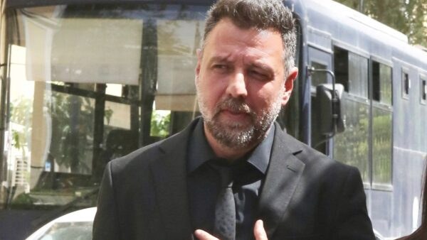 Ο Μάνος Παπαγιάννης έξω από τα δικαστήρια