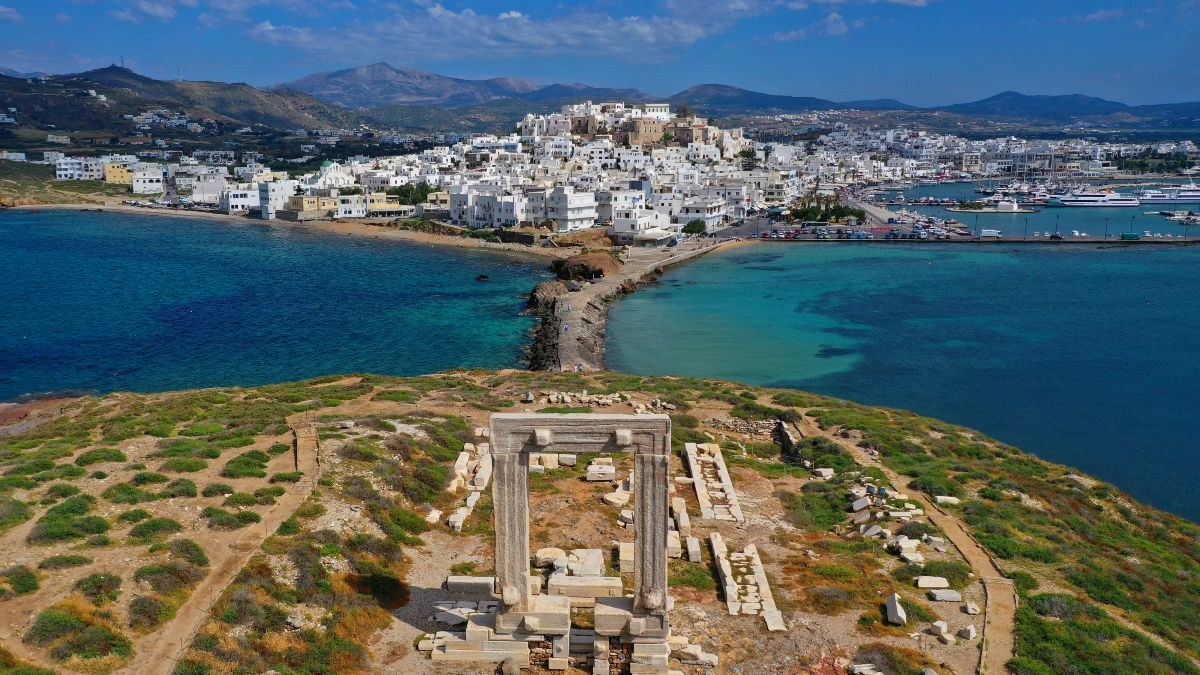 Η Πορτάρα με φόντο τη χώρα τη Νάξου