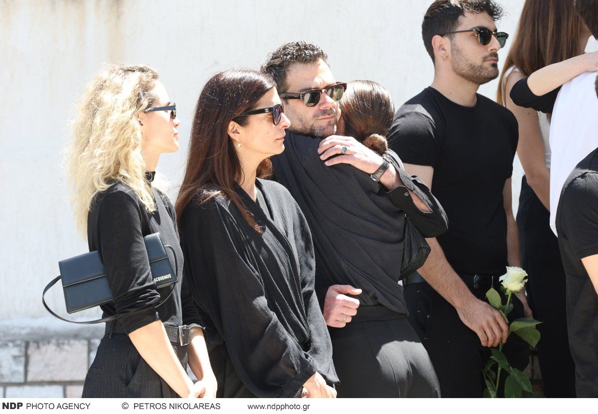 Η Αντιγόνη Νεοφύτου στην αγκαλιά του Τάσου Ιορδανίδη στην κηδεία του Νίκου Γαλανού