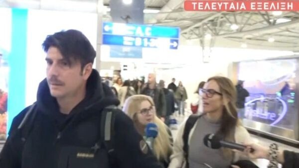 Η Ντορέττα Παπαδημητρίου και ο Γιώργος Γεροντιδάκης στο αεροδρόμιο